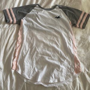 Woman’s hollister t-shirt